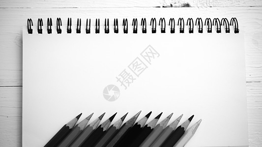 带有彩色笔纸黑白颜色风格的笔记板绘画学生白色办公室床单笔记本桌子教育文档铅笔图片