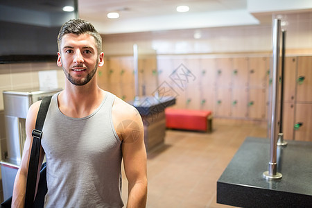 微笑的男人要上体育馆了活动肌肉护理福祉男性闲暇训练健身房身体运动图片
