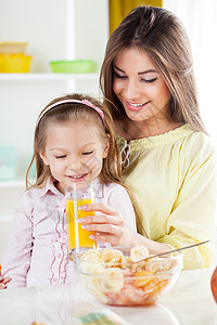 母亲和女儿在厨房的厨房里家庭抗氧化素食家居成人快乐橙子享受桌子生活方式图片