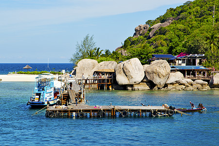 泰河沿岸海滨礁石屋船图片