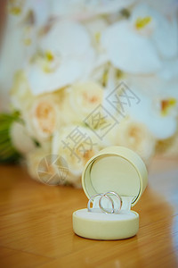 结婚花束和戒指珠宝新娘庆典周年家庭奢华蜜月仪式金子生活图片
