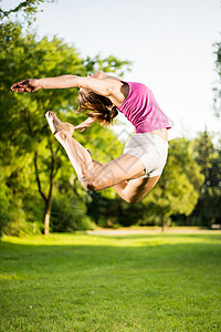 跳跃身体自由瑜伽行动练习体操力量运动生活方式女性图片