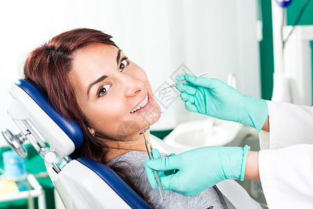 牙医时的微笑妇女药品牙齿防护矫正女性医生设备病人两人工具图片