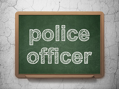 法律概念 身着黑板背景的警官分子犯罪保险刑事警察木板权利执法财产知识图片
