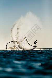 苍蝇机驾驶员的休全月速度日落力量海岸假期杂技喷气爱好海浪滑雪者图片