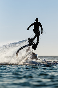 苍蝇机驾驶员的休全月发动机太阳海滩活动娱乐摩托艇船只引擎喷射男人图片