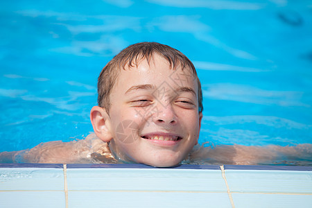 可爱的帅哥在游泳池里微笑图片