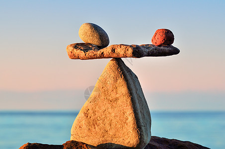 石块平衡公平性禅意冥想韧性三角形支点卵石海岸温泉等价图片