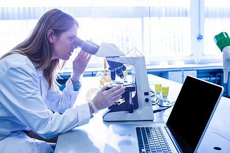 科学家在实验室用显微镜进行工作医疗实验保健技术大学研究药品科学女士生物学图片