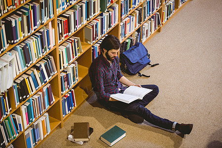 图书馆学生阅读书在楼下地面男性阅读男人文学知识书柜学习高等教育书架图片