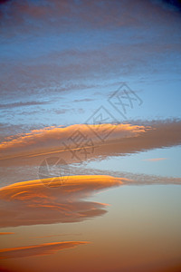 在彩色天空中的日出 柔软的云和背景太阳墙纸空气天气阳光季节射线场景精神自由图片