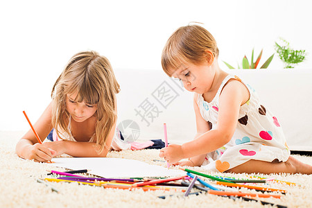 两个小女孩画画图片