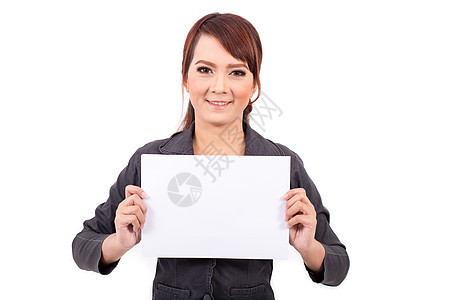 快乐笑笑的年轻商业女性 拿着空白招牌 在白背景之上女士文档生意人员工商务女孩卡片推介会人士木板图片