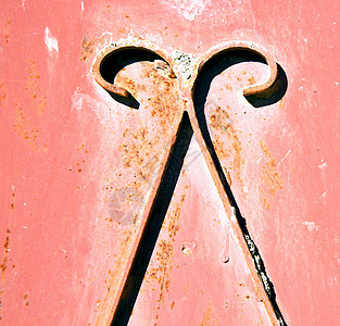 红色的铁链在非洲生锈的莫罗科 老旧的木头金属保障锁孔铰链古董出口挂锁窗户建筑钥匙图片