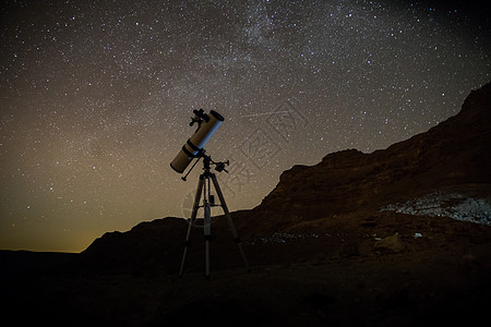 恒星下的望远镜星星乳白色旅行游客天空沙漠银河系旅游图片