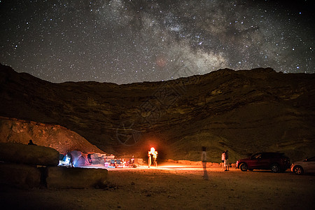 在星星下露营望远镜乳白色旅游游客旅行银河系天空沙漠图片