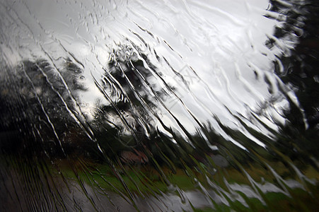 大雨在窗玻璃下 落下图片