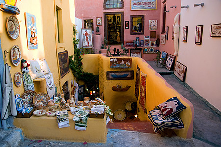 希腊圣托里尼奥亚街市配有纪念品的街头市场图片