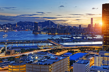 晚礼夜反射天际金融旅行顶峰城市摩天大楼目的地场景地标图片