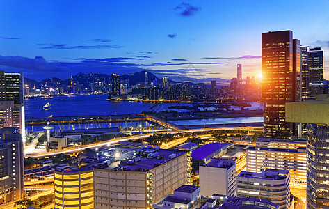 晚礼夜目的地商业旅行游客港口摩天大楼顶峰城市反射天际图片