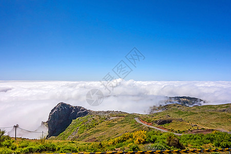 在云中天花板空气蓝色晴天草地戏剧性地平线草原高度天气图片