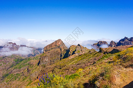 皮科多阿列罗附近的山区地貌地平线天空天气蓝色旅行空气草地草原晴天天花板图片