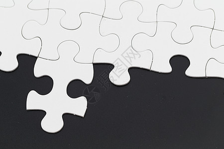 黑色背景上的谜题商业玩具团队装配挑战游戏网络拼图桌子战略图片
