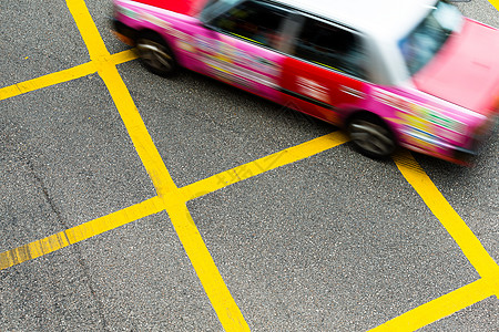 香港计程车超速的模糊画面出租车城市运动商业黄色车道街道速度公共汽车场景图片