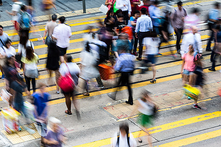 横渡繁忙的香港街图片