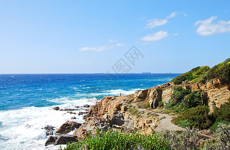 在阳光明媚的一天 落基海岸线海洋悬崖海景岩石乐趣植被晴天波浪闲暇蓝天图片