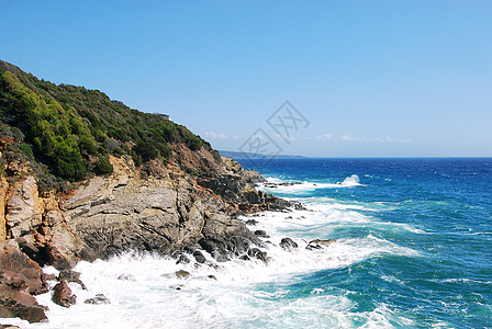 在阳光明媚的一天 落基海岸线海洋乐趣蓝天悬崖波浪闲暇假期晴天岩石蓝色图片