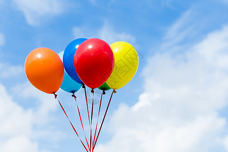 蓝色天空中的多彩气球团假期紫色圆圈团体活动黄色绿色红色橙子丝带图片