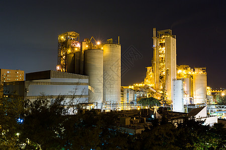 晚上看电脑夜间燃煤电站和水泥厂烟囱工业蓝色夜生活全球工作技术煤炭管道活力背景