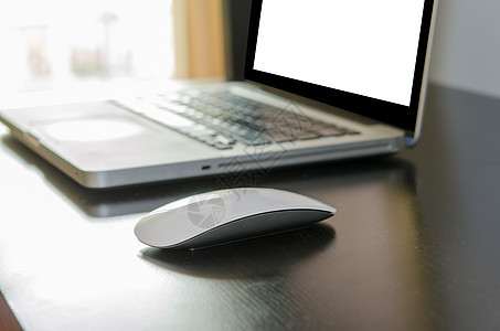 桌上的笔记本电脑房间白色桌子展示商业办公室屏幕互联网技术监视器图片