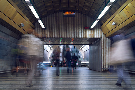 地铁站的人人们乘客火车人群地铁隧道速度月台车站通勤者图片