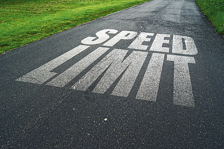 在沥青路上提醒提示使用速度限制信息图片