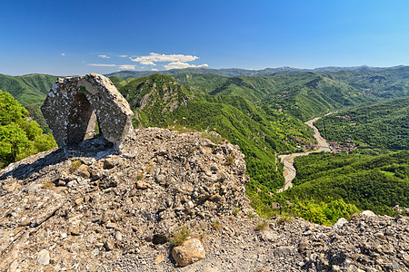 从查看旅游踪迹登山全景草地悬崖小路冒险远足石头图片