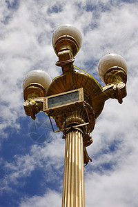 金色街灯和布埃诺斯空气中的云天黑色圆顶弯曲金子盘子天空艺术蓝色柱子管道图片