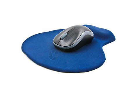 无线计算机鼠标在蓝色鼠标板上 白背被孤立网络老鼠黑色鼠标垫白色滚动软垫硬件互联网按钮图片