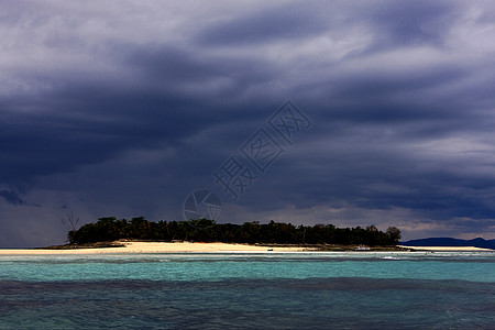 阴云的山丘和船海洋海滩蓝色爬坡浅蓝色假期浪潮旅行波浪衬套图片
