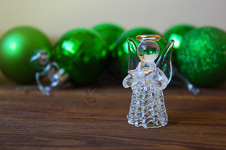 圣诞舞会背景上的水晶天使 日月刊钟声灯光金子玻璃新年柳条礼物季节桌子假期图片