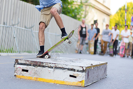 男孩在街上玩滑板 城市生活男性文化运动活力坡道街道栏杆木板滑冰场景图片