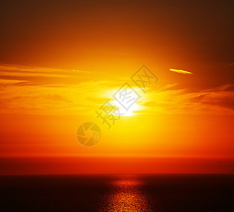 在圣坦托里尼裂缝的日落 和天空地中海红海地平线戏剧性假期海景海岸旅行海洋阳光反射明信片图片