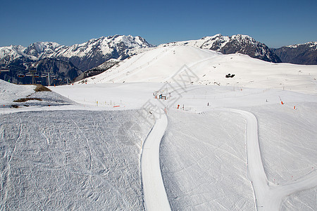 冬季阿尔卑斯山小屋树木蓝色雪堆建筑滑雪天空村庄高山松树图片