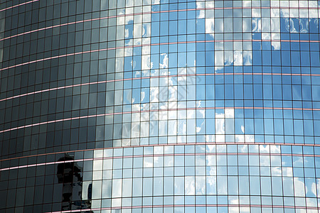 窗户中心里的摩天大楼 在玻璃窗中心天空阳台失真玻璃木头晴天大理石热带网格蓝色图片