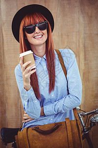 喝咖啡的女士笑得不高兴刘海自行车热饮服装外带木头快乐边缘杯子太阳镜图片