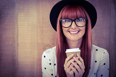 喝咖啡的女士笑得不高兴木头刘海热饮咖啡红发咖啡杯快乐服装微笑外带背景图片