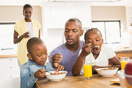临时幸福的家庭在吃早餐男性父亲女孩羊角女儿男生儿子水果女士孩子图片