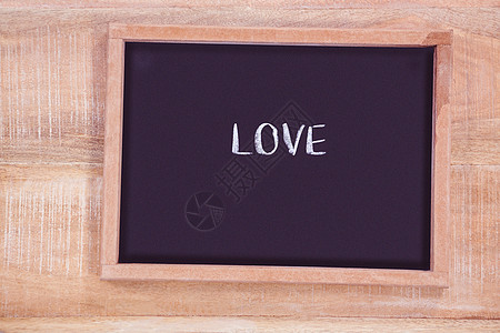 带有爱情文字的圆板绘画黑板桌子问候语课堂木头粉笔白色写作童心图片