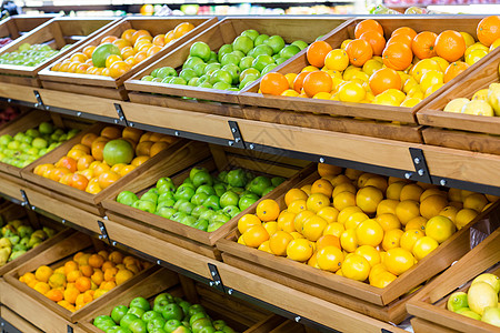 水果蔬菜超市超市的蔬菜架子走道购物零售商业绿色水果橙子消费者市场顾客背景
